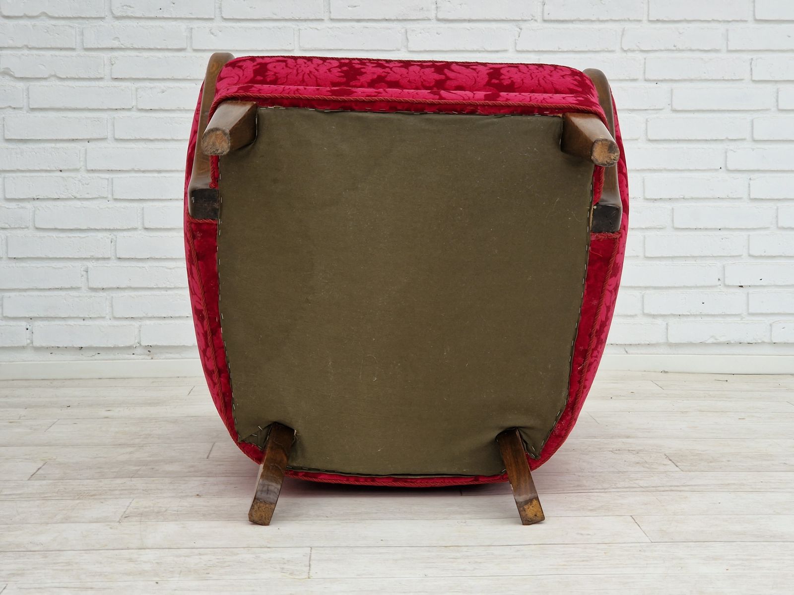 photo buy Ca. Jaren 1960, Deens Design Van Alfred Christensen, Fauteuil In Kersrode Stof, Ongerestaureerde Staat.