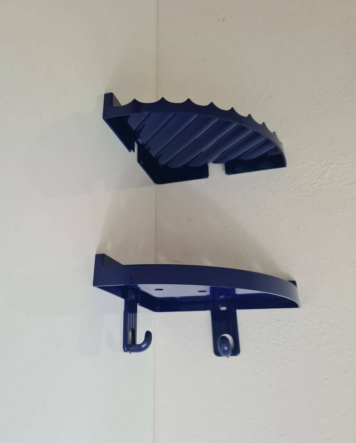 Vintage Mid Century Set Van 2 Badkamer Wandhoekplanken Met 2 Haken In Kunststof, Jaren 90 photo buy