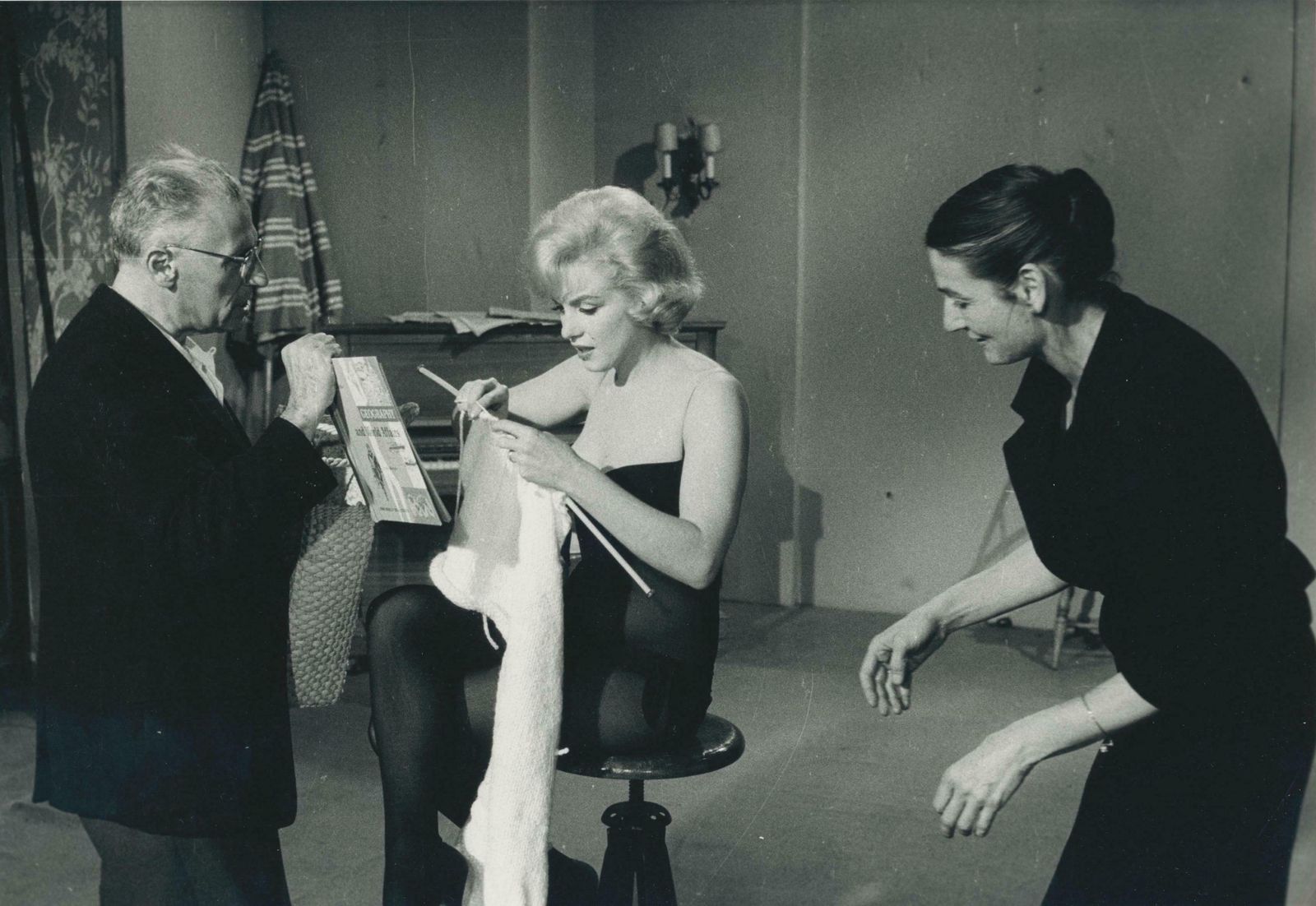 John Bryson Marilyn Monroe Messer Am Set „Lets Make Love“, USA, 1960