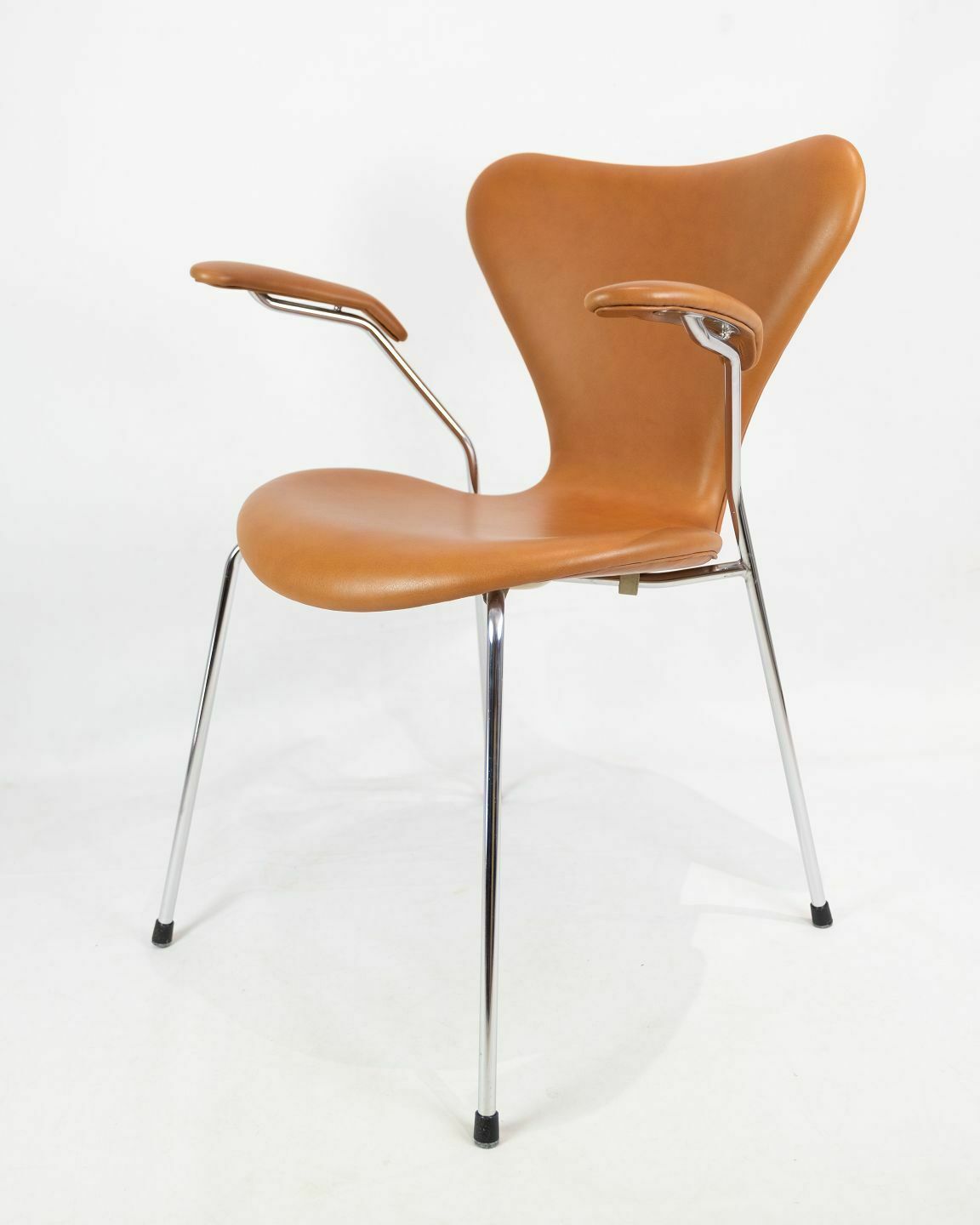 Seven Chair Model 3207 With Armrests & Cognac Leather By Arne Jacobsen & Fritz Hansen