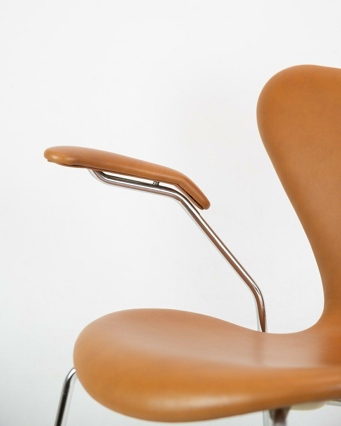 Seven Chair Model 3207 With Armrests & Cognac Leather By Arne Jacobsen & Fritz Hansen photo for sale
