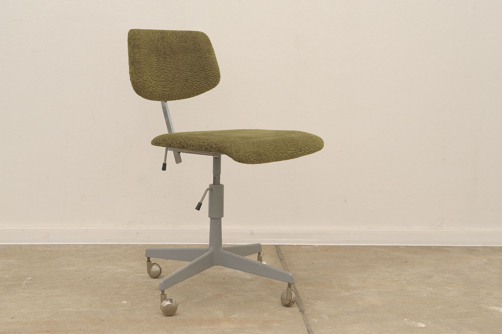 Midcentury Industrial Swivel Work Desk Chair By Kovona, 1950´S photo vinterior