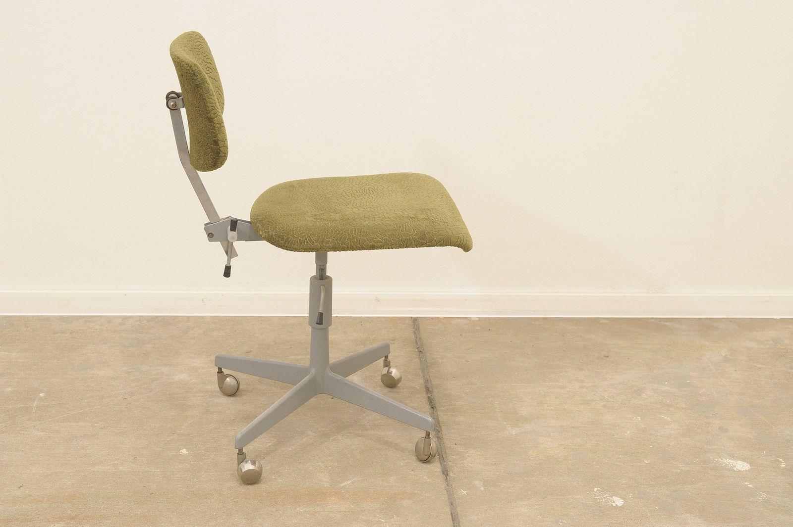 Midcentury Industrial Swivel Work Desk Chair By Kovona, 1950´S photo vintage
