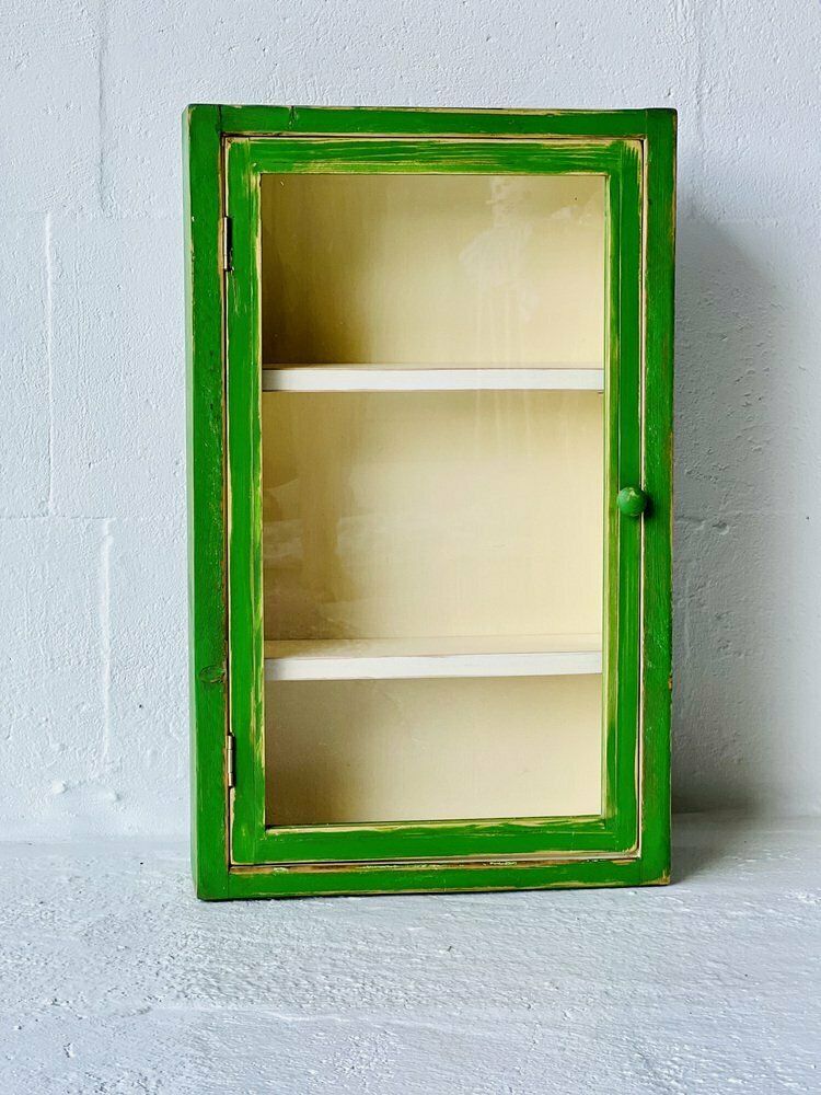 Vintage Wandkast Met Glazen Deur photo 380.0