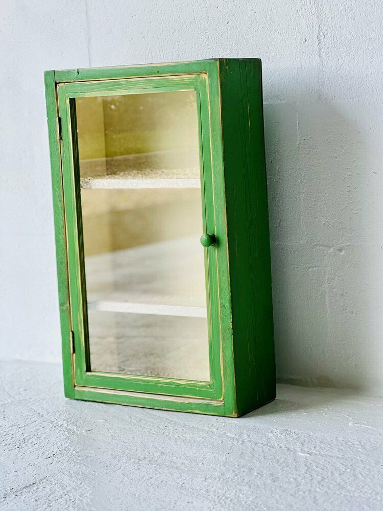 Vintage Wandkast Met Glazen Deur photo vinterior