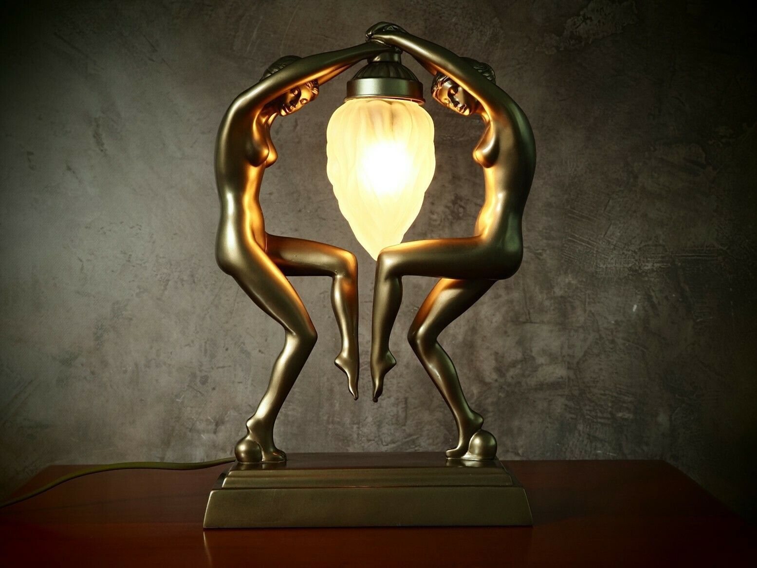 Elegant Vintage Art Deco Table Lamp – Handcrafted Sculpture Lamp For Home Decor And Gifting