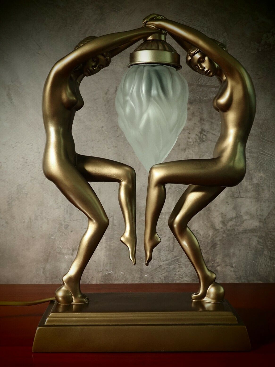Elegant Vintage Art Deco Table Lamp – Handcrafted Sculpture Lamp For Home Decor And Gifting photo vinterior