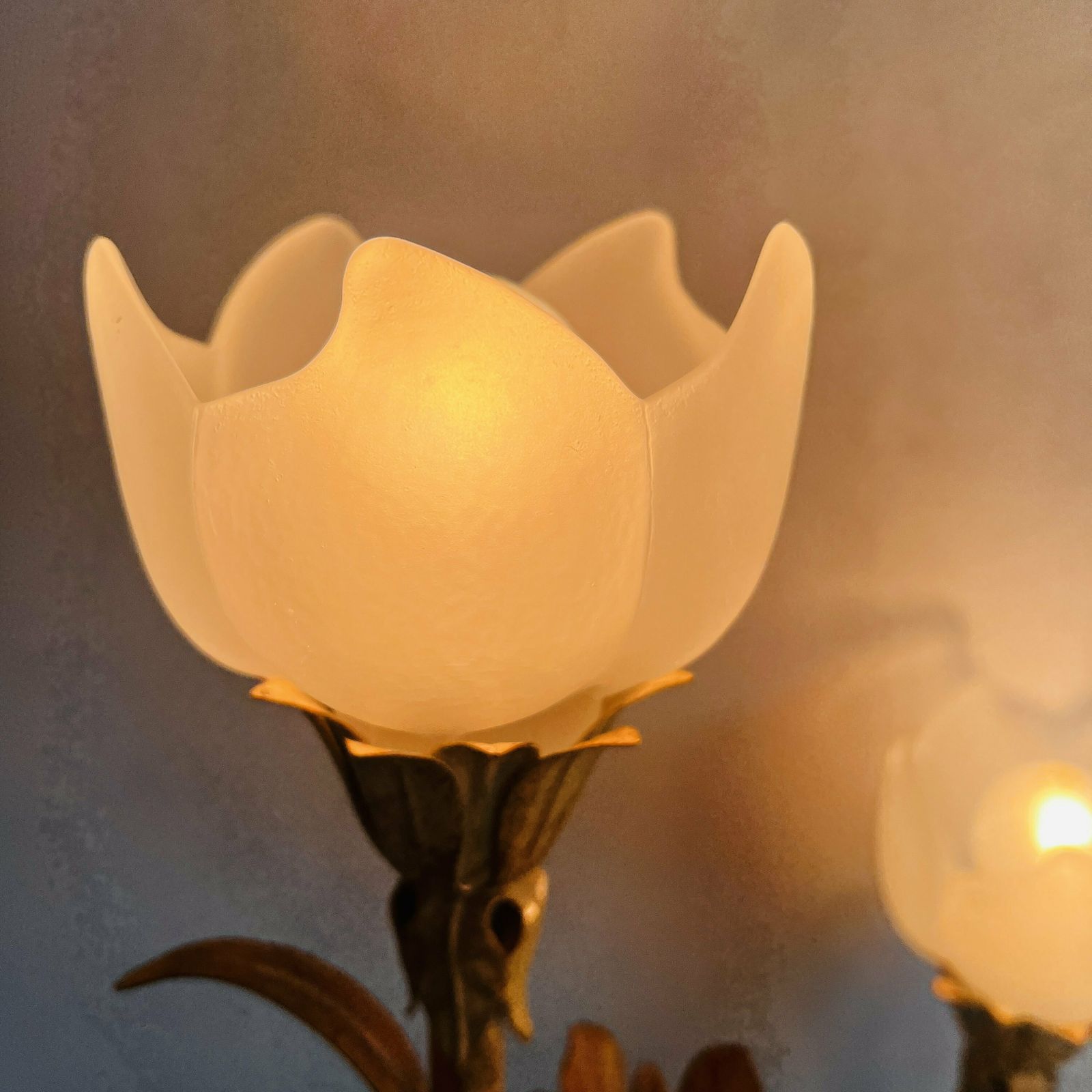 Hollywood Regency Stijl Tarweschoof Vloerlamp, Vintage Staande Lamp, Vloerlamp Met 3 Glazen Lampenkappen photo 1705.0