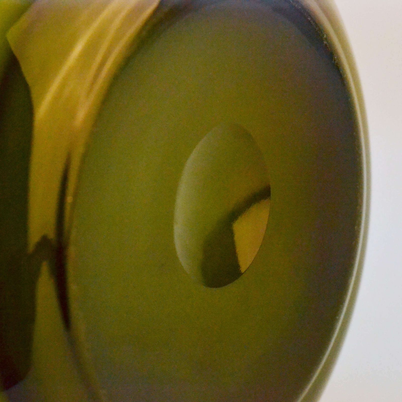 photo furniture Purple And Olive Green Hand Blown Vases By Leerdam 1960's