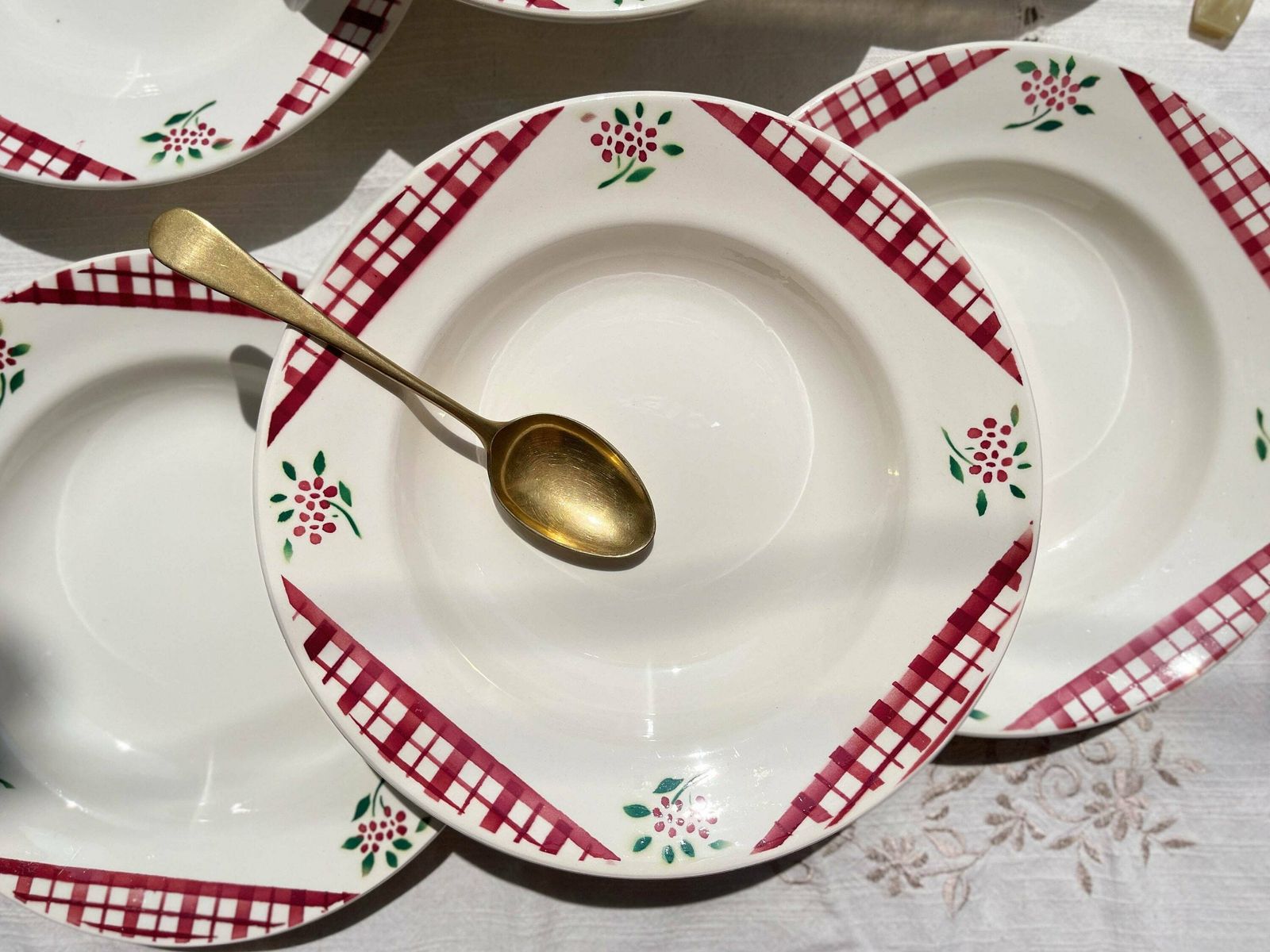 6 Hollow Plates Digoin Sarreguemines Model Niger Floral Pattern And Red/White Tiles   French Opaque Porcelain   Red Plate photo furniture