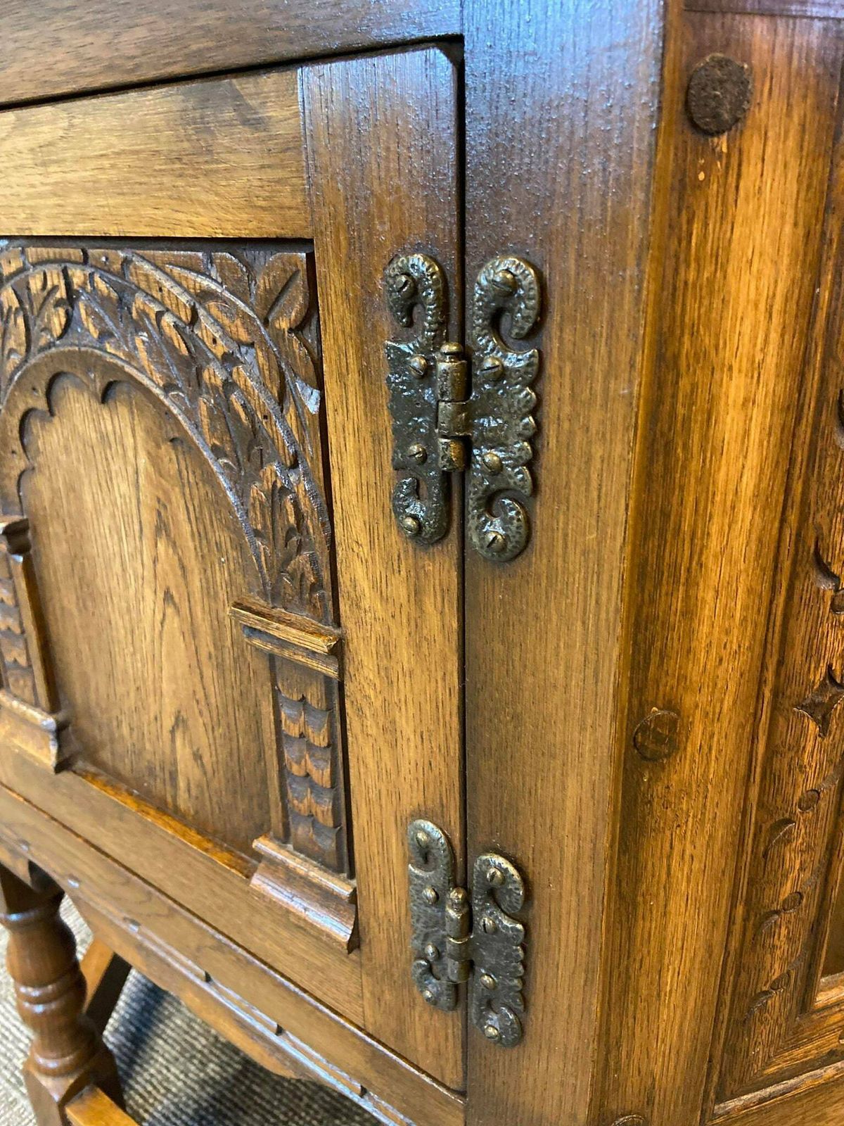 Vintage Old Charm Wood Brothers / Light Oak / Side Cabinet / Carved Oak / C1960s photo vinterior
