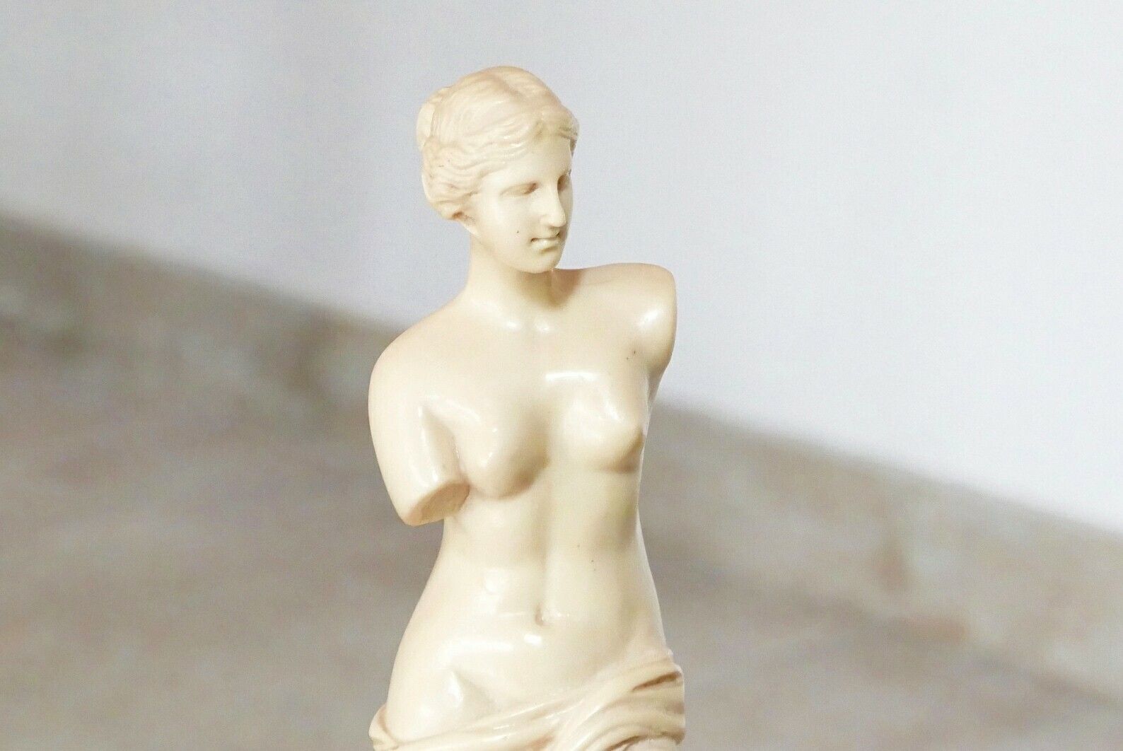 Statuette en résine : sculpture Vénus de Milo, déesse Aphrodite, fabriquée en Italie, années 1970 / Grèce d'époque, dieux grecs, mythologie, femme, art photo Art