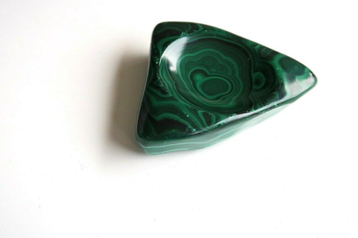 Coupe en malachite, vide-poche, pierre verte, années 1970 / vintage, Boho Chic, minéral, folk, bohémien, plateau à bijoux de salle de bain photo for sale