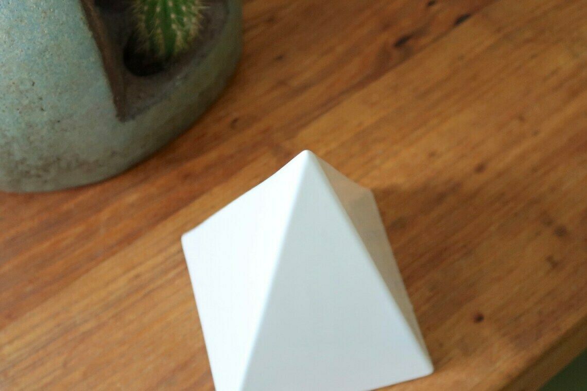 Keramieken Piramidesculptuur, Ca. Jaren 1970 / Wit, Minimalistisch, Boho Chic, Geluksbrenger Talisman Folk photo Woonaccessoires