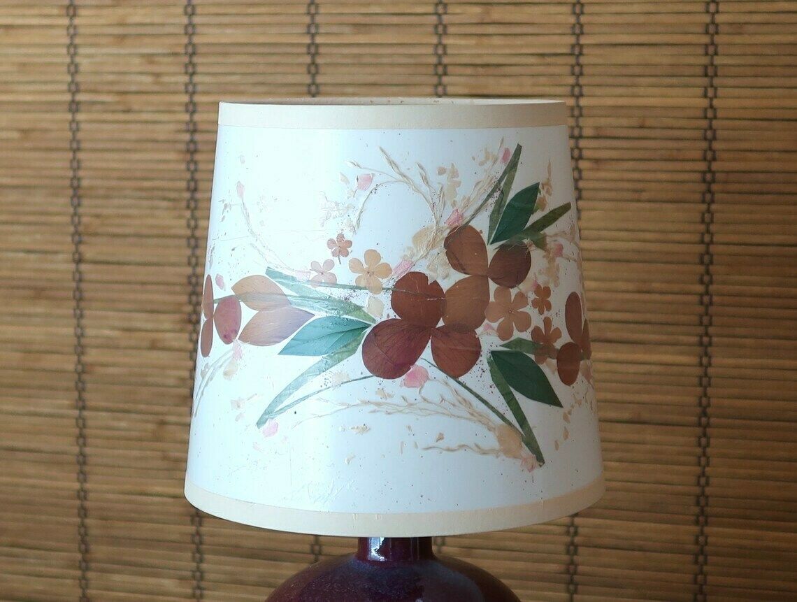 Franse Keramische Tafellamp, Herbarium Lampenkap, Jaren 1960 / Roze Paars Vintage, Boho Chic, Folk, Bohemian, Country, Rustiek, Floraal photo for sale