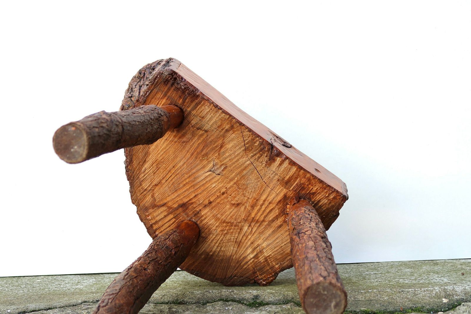 photo furniture Franse Vintage Houten Driepootskruk, Ca. Jaren 1950 / Folk Art, Plantenstandaard, Rustiek Landelijk Boho Chic Bohemian Cottage Meubilair