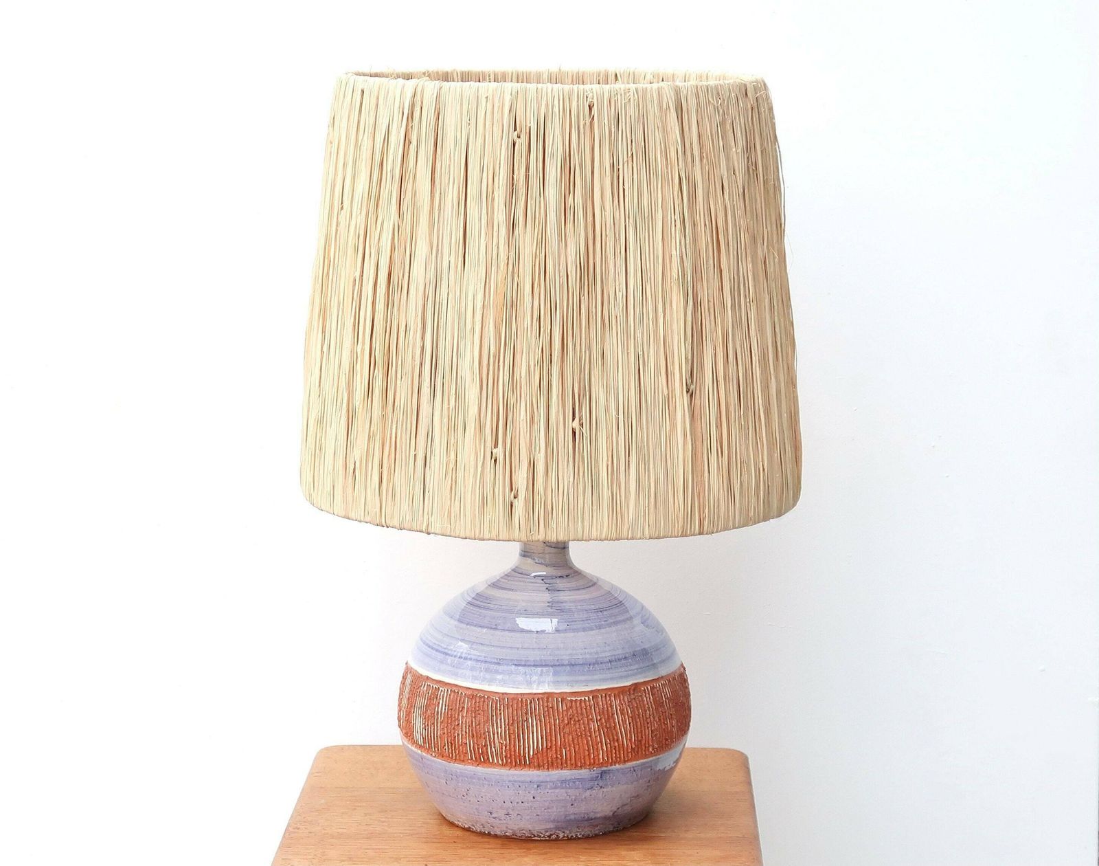 Franse Keramische Tafellamp Van Christian Muratore, Raffia Kap, Vallauris, Ca. Jaren 1960 / Modernistisch, Mid Century Modern, Gemaakt In Frankrijk