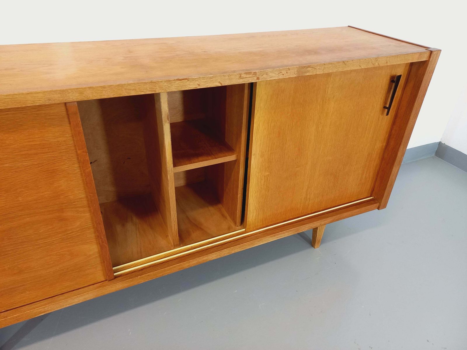 Mobilier Buffet en chêne, années 1960, moderniste photo