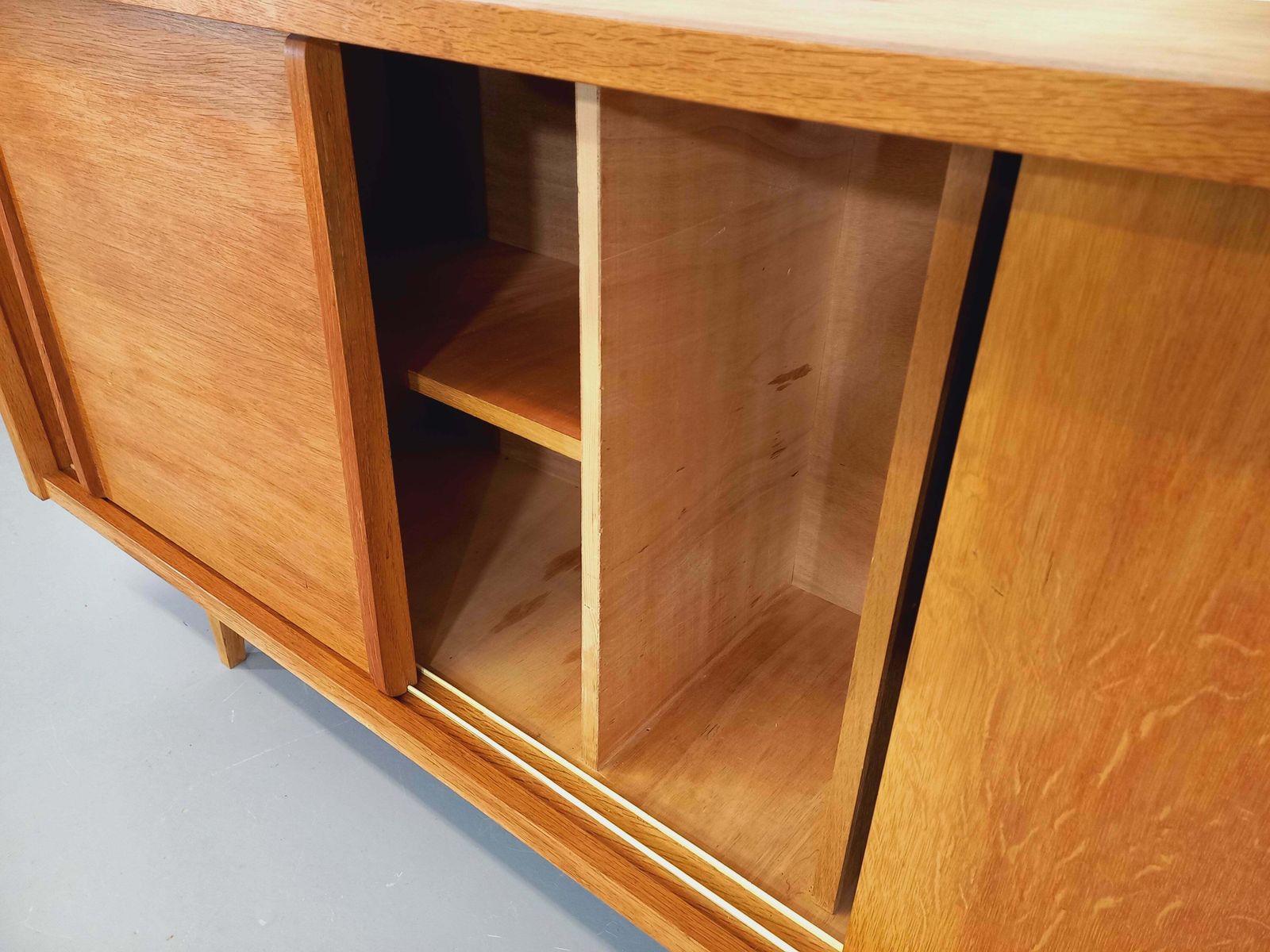 Mobilier Buffet en chêne, années 1960, moderniste photo
