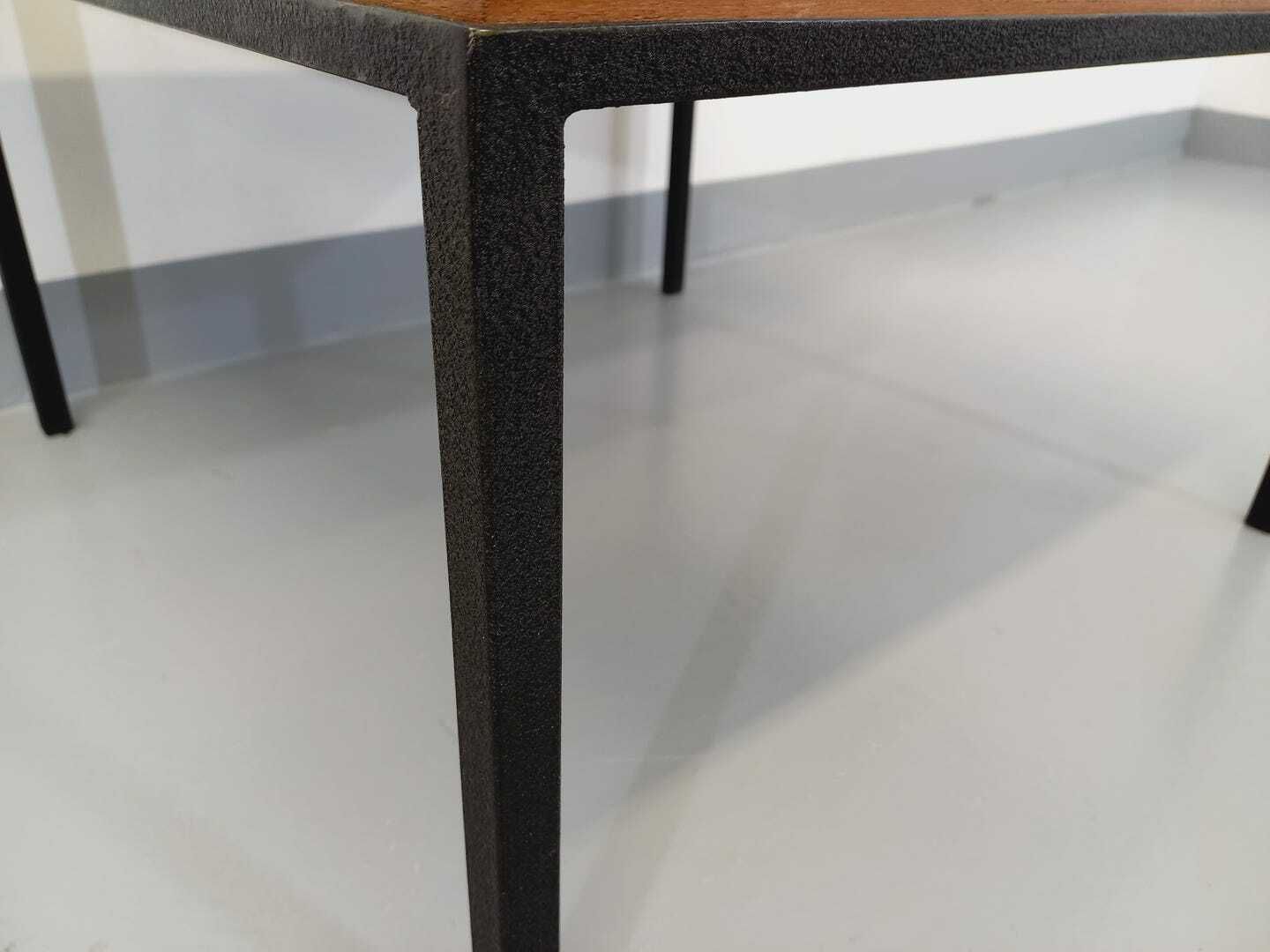 Table basse moderniste carrée en teck et métal photo 532.0