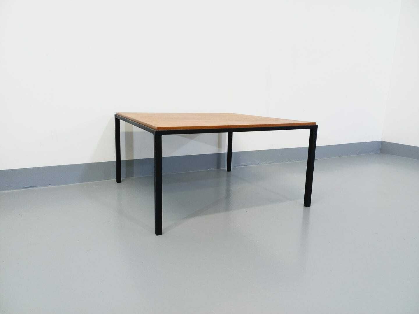 photo vinterior Table basse moderniste carrée en teck et métal
