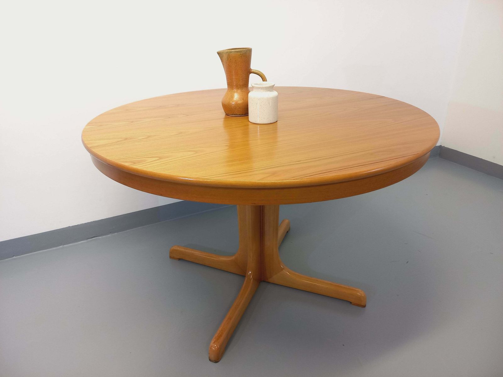 Table ronde en orme, années 1960, vintage photo furniture