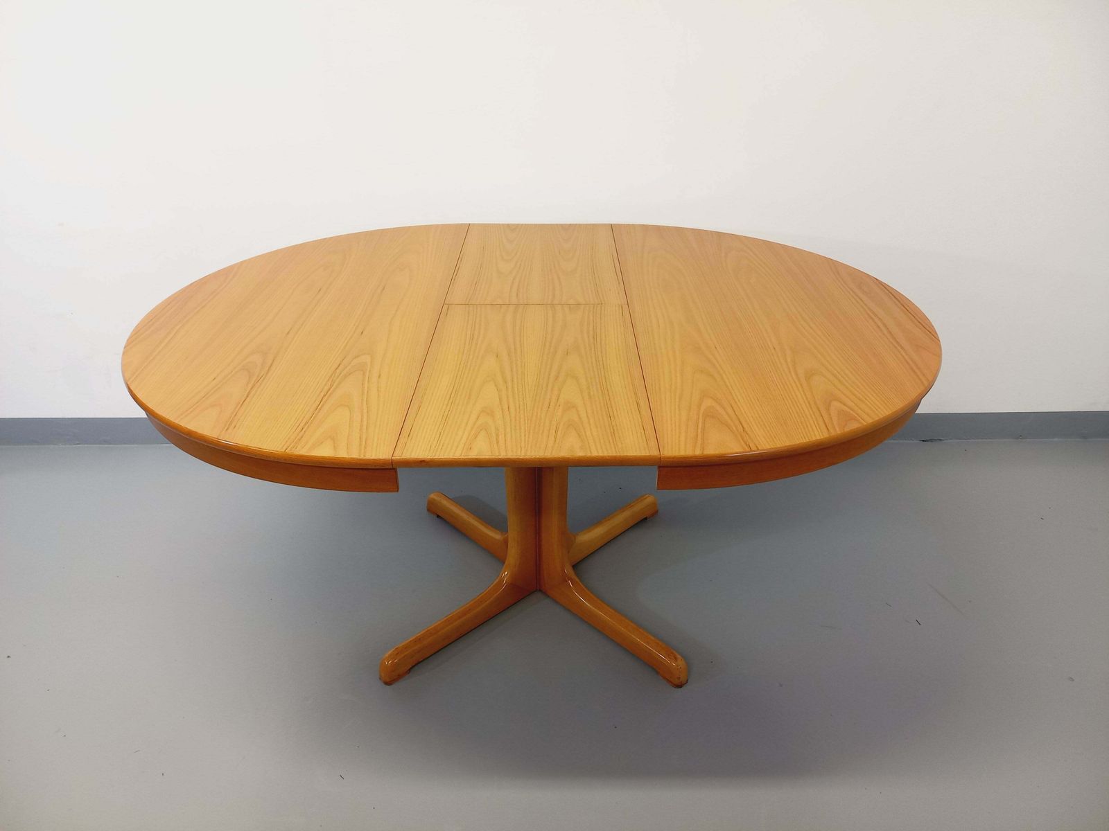 photo vinterior Table ronde en orme, années 1960, vintage