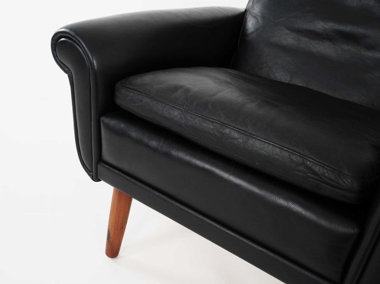 photo for sale Zwarte leren fauteuil, Deens design, jaren 1970, productie: Denemarken