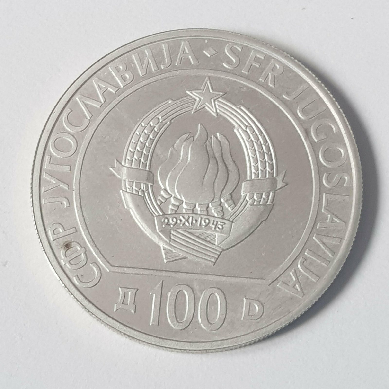 100 Dinara Joegoslavische zilveren herdenkingsmunt schaken, 1990. 29e Schaakolympiade. photo furniture