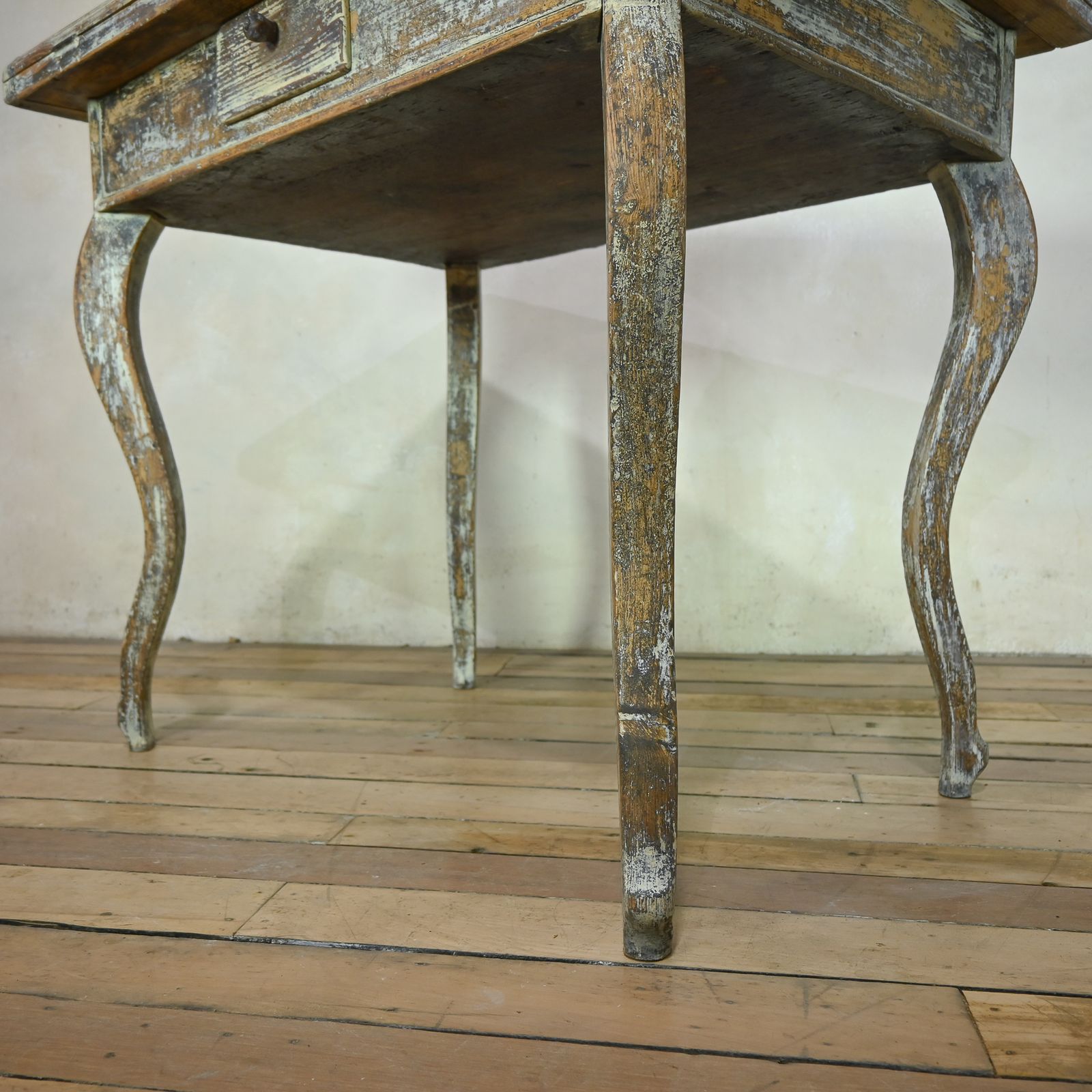 photo vintage A 19th Century French Painted Swivel Top Dining Table