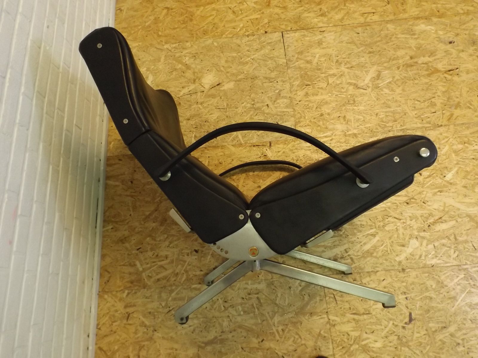 photo furniture Tecno P40 Lounge Chair, By Osvaldo Borsani