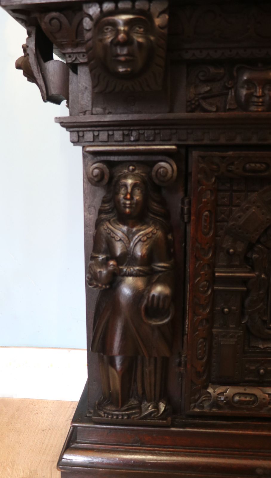 photo vinterior A Magnificent Flemish Oak Side Cabinet In The Baroque Style.