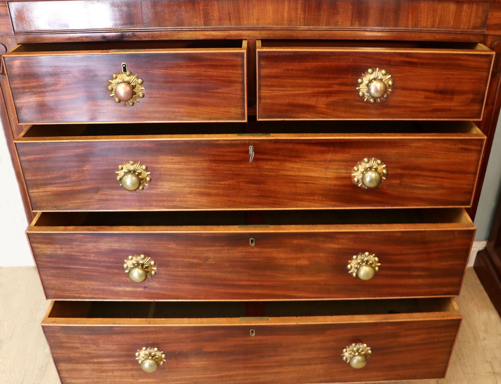A Lovely 19th Century Flame Mahogany Chest Of Drawers. photo vinterior