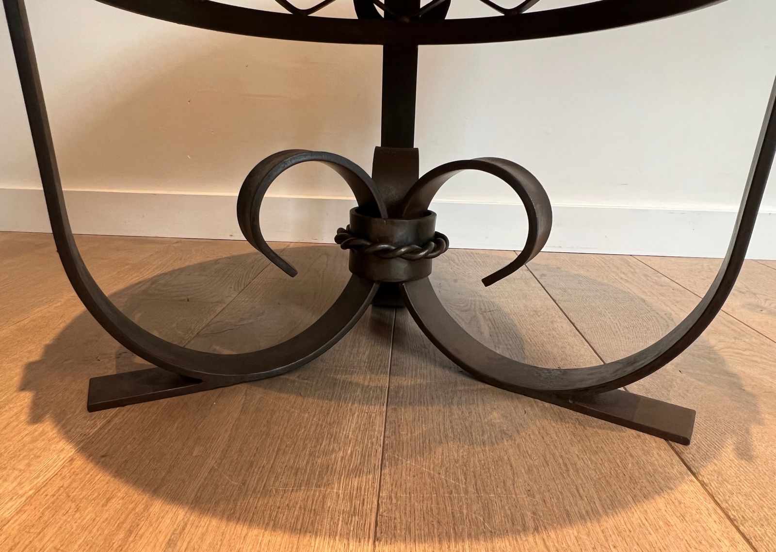 photo vintage Art Deco Wrought And Hammered Iron Pedestal Table With White Marble Top