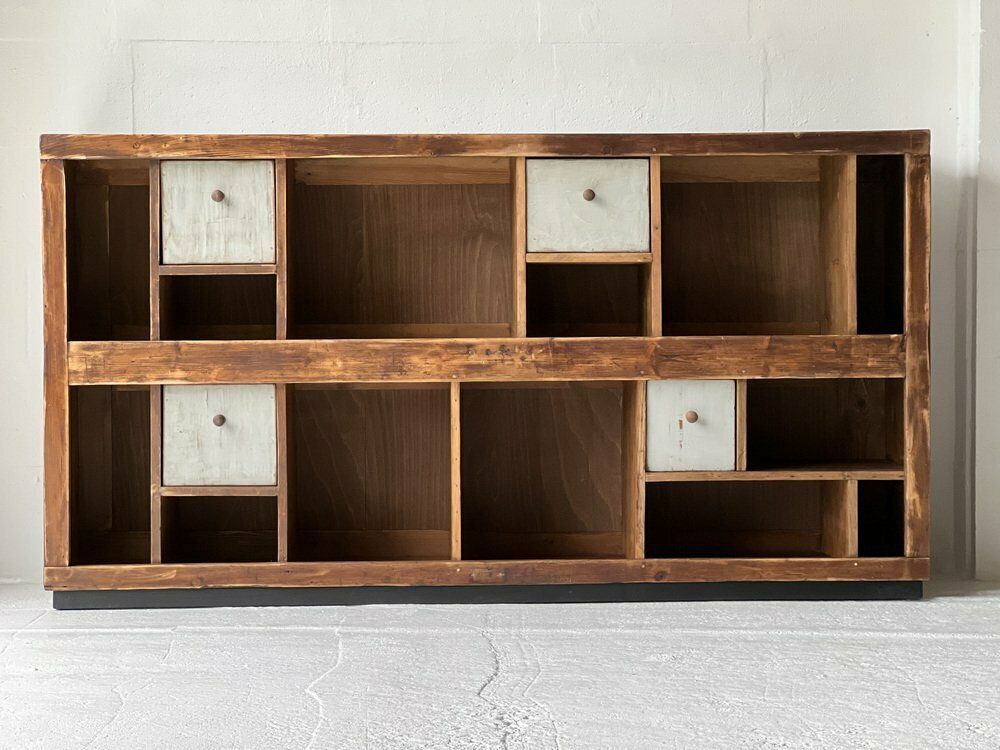 Industriële Houten Kast Met Vier Lades En Planken photo vintage