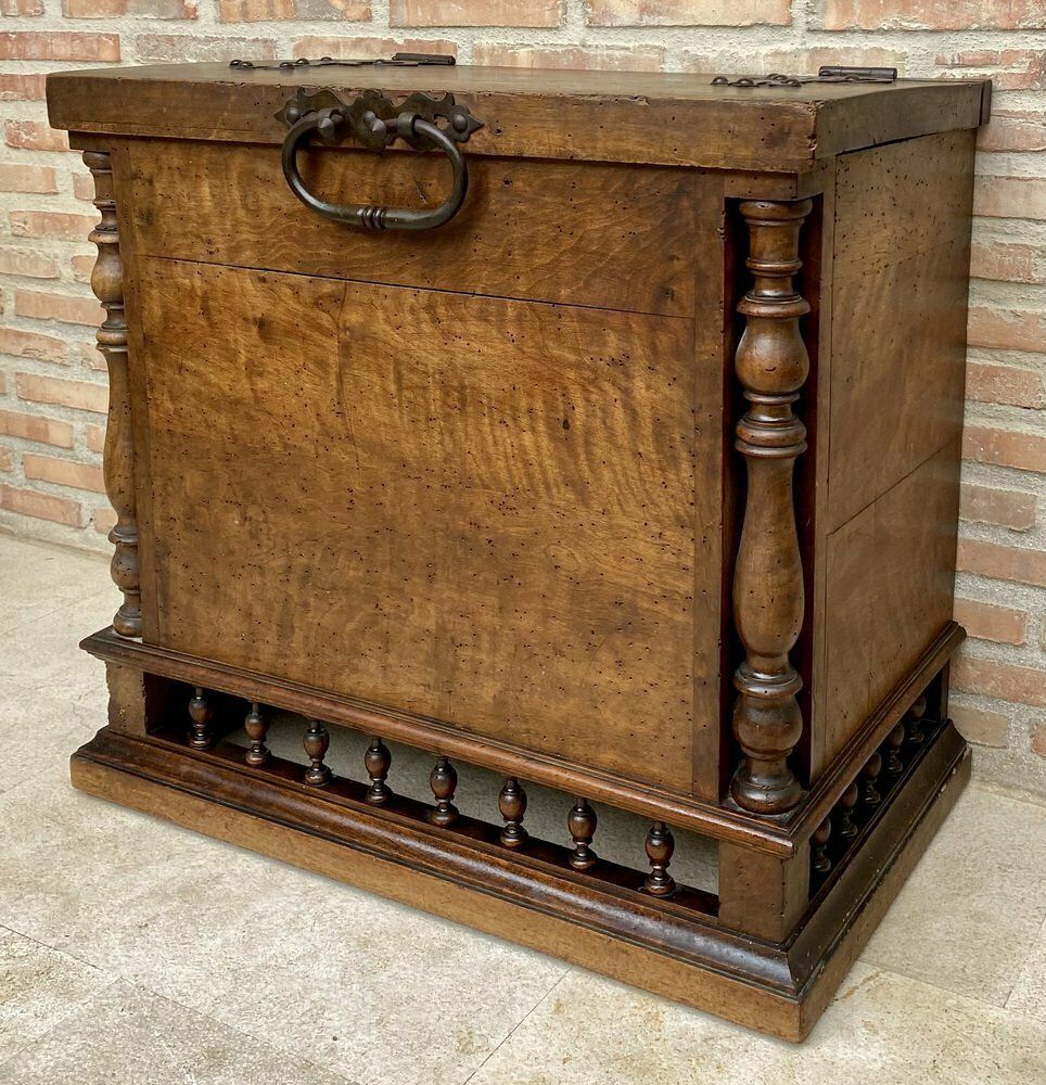 Begin 20e Eeuwse Franse Handgesneden Houten Kist photo furniture