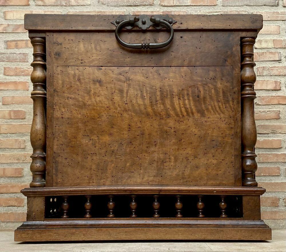 Begin 20e Eeuwse Franse Handgesneden Houten Kist photo Meubels