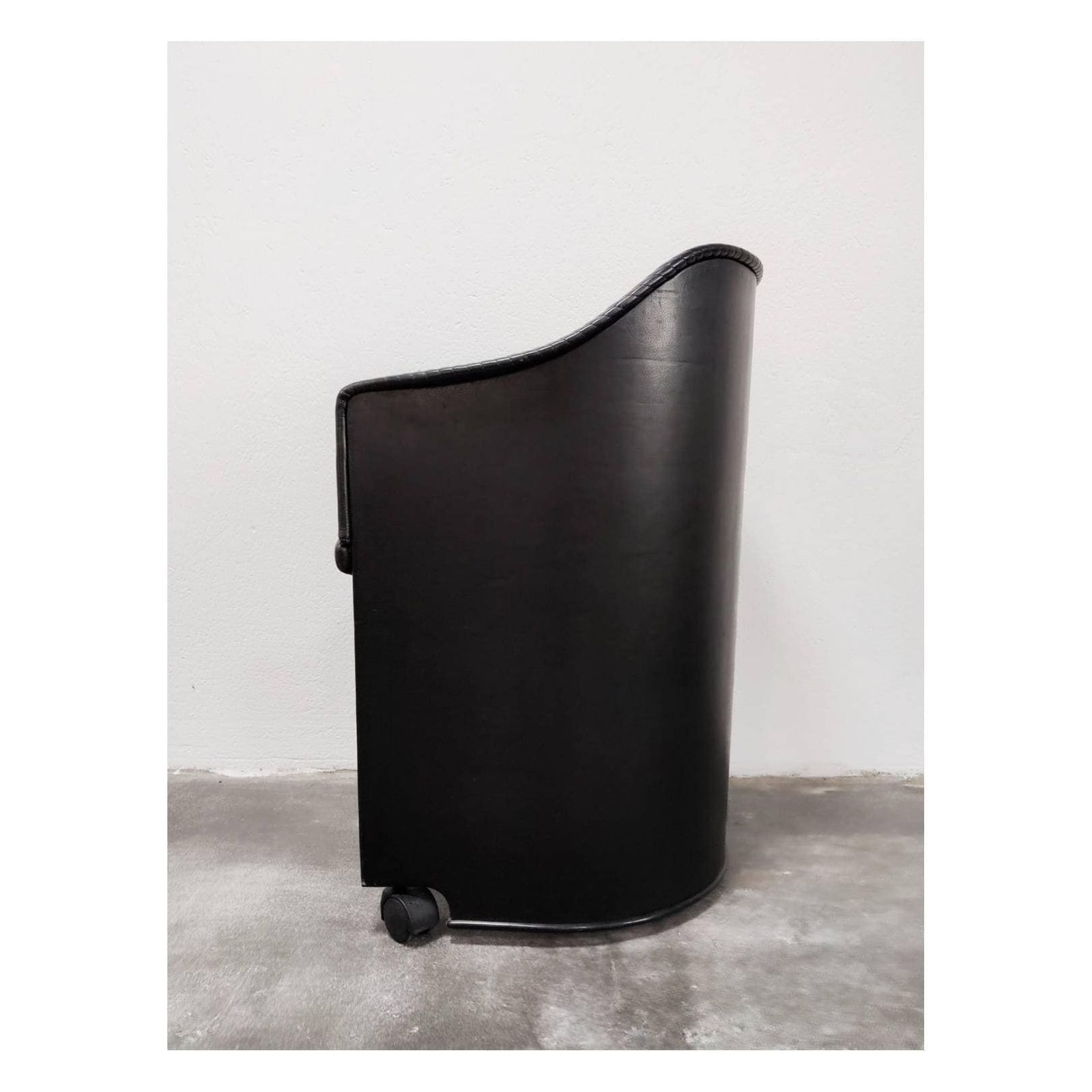 1of4 Leather Armchairs By Afra And Tobia Scarpa // Postmodern Armchairs With Wheels For Maxalto Artona Collection // Made In Italy In 1985 photo vinterior