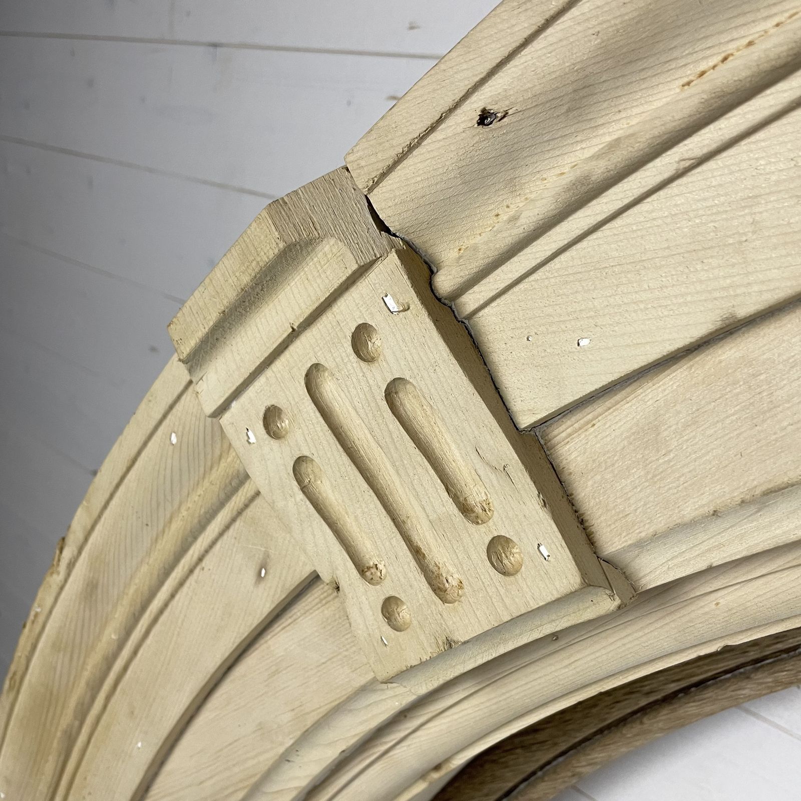 Reclaimed Antique Pine Arch With Carved Lion Head photo 475.0