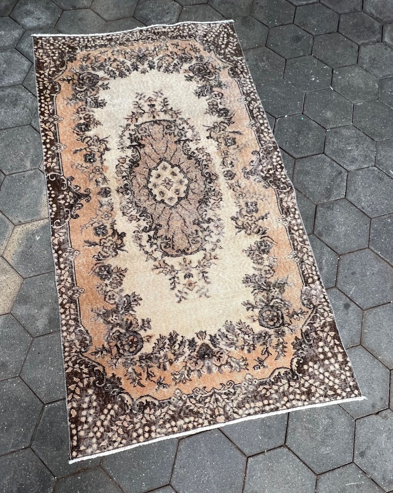Brown And Pink Vintage Yuruk Carpet 112 X 207 Cm – Brown And Pink Vintage Yuruk Carpet 112 X 207 Cm, 1960's photo furniture