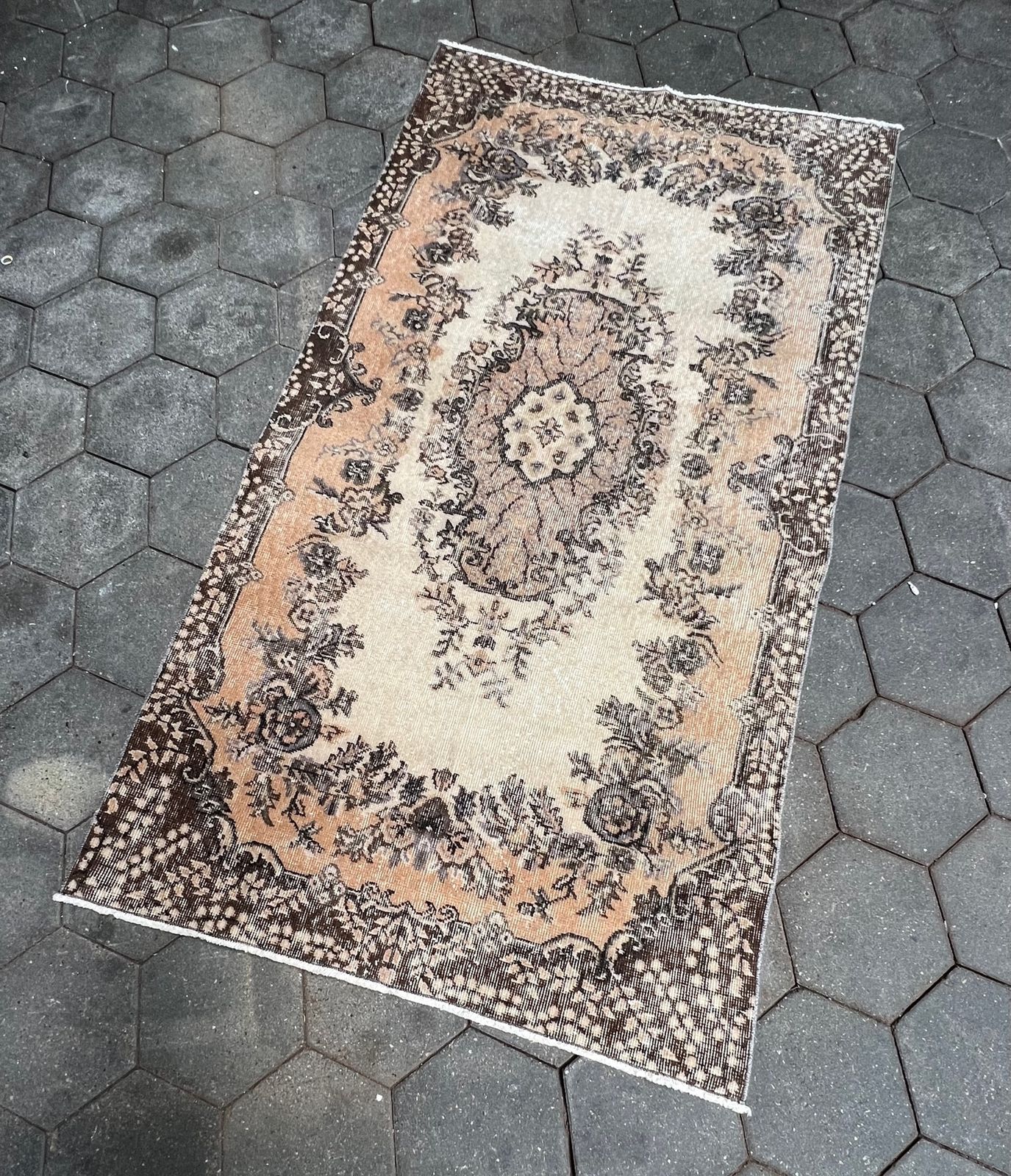 Brown And Pink Vintage Yuruk Carpet 112 X 207 Cm – Brown And Pink Vintage Yuruk Carpet 112 X 207 Cm, 1960's photo for sale