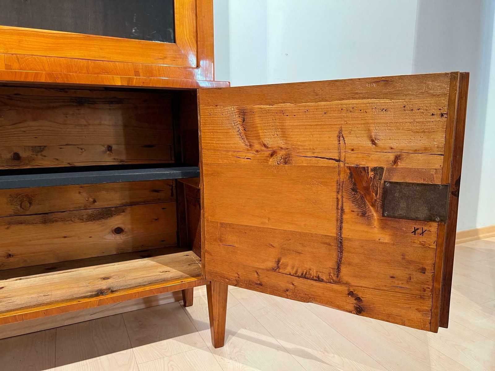 photo vintage Biedermeier Top Showcase Or Vitrine, Cherry Wood, South Germany Circa 1830