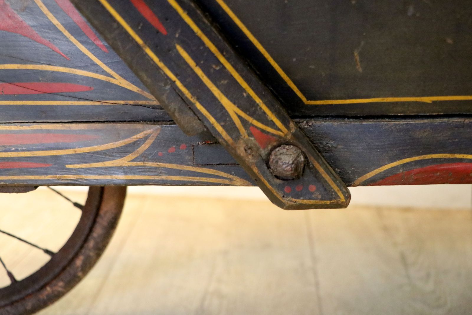 photo vinterior A Wonderful Antique Child’s Wheelbarrow!