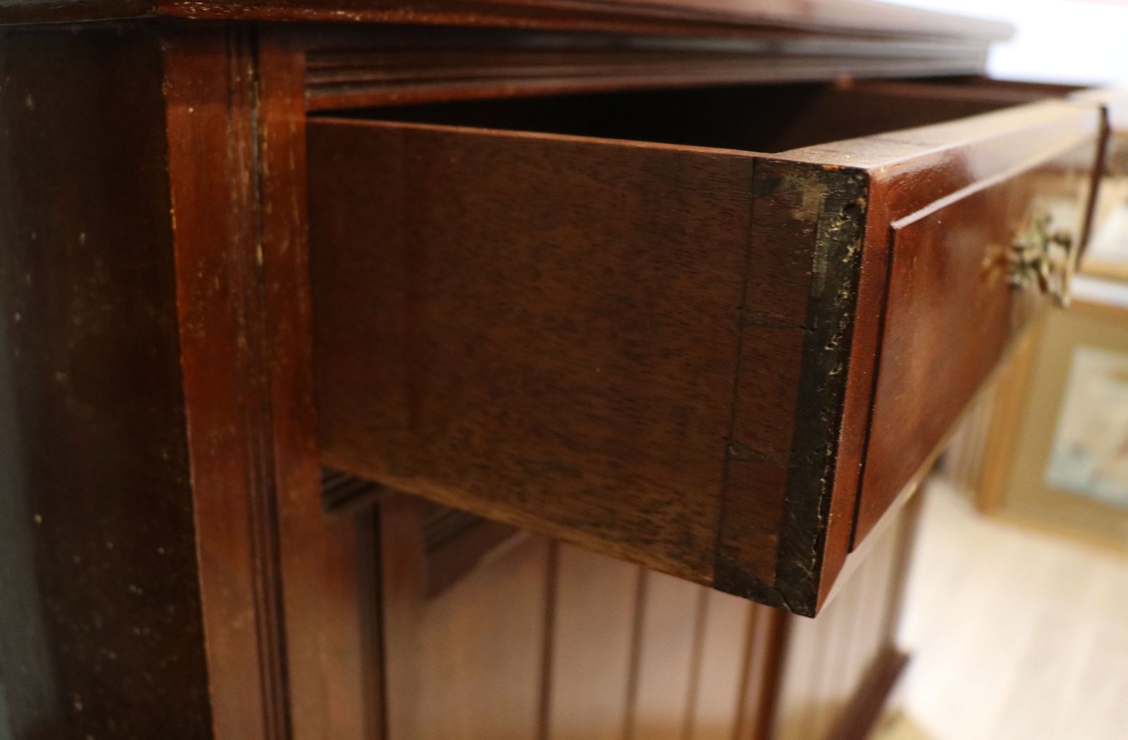 photo vintage A Wonderful Late 19th Century American Walnut Bookcase Cabinet