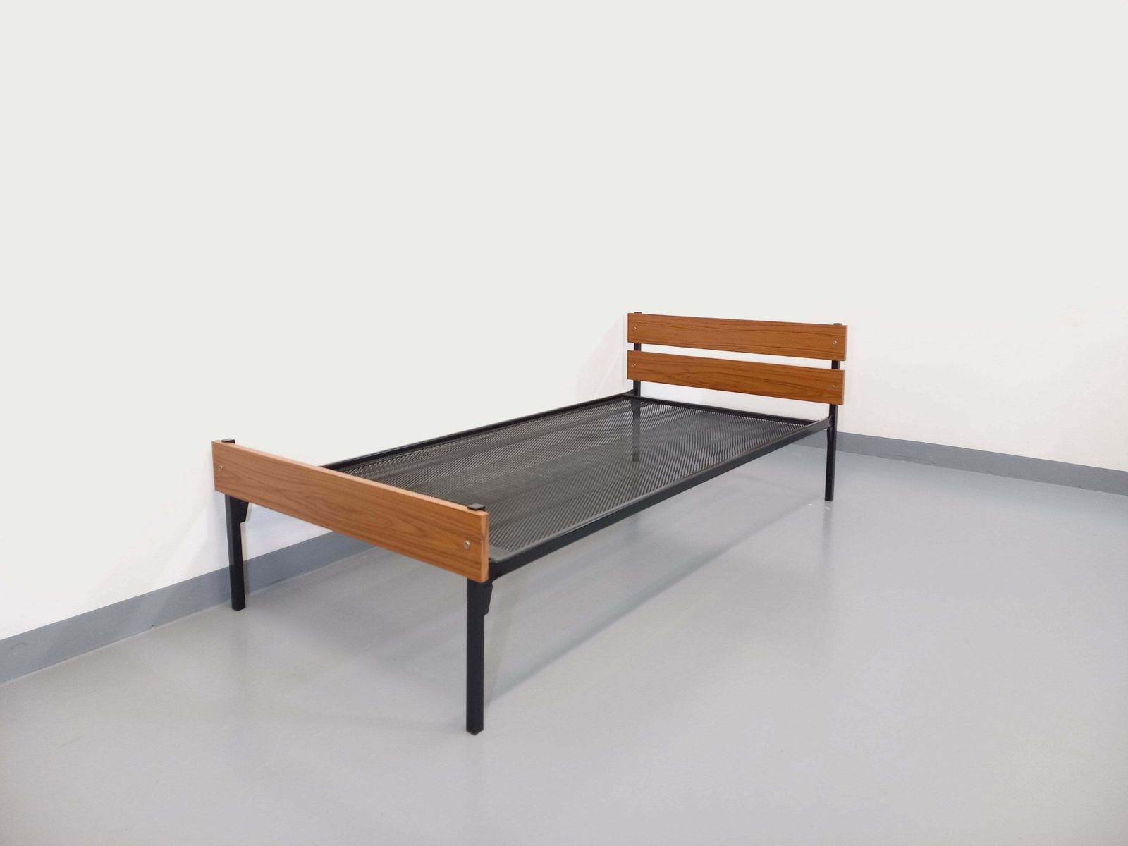 Lit en métal et formica moderniste, années 1960