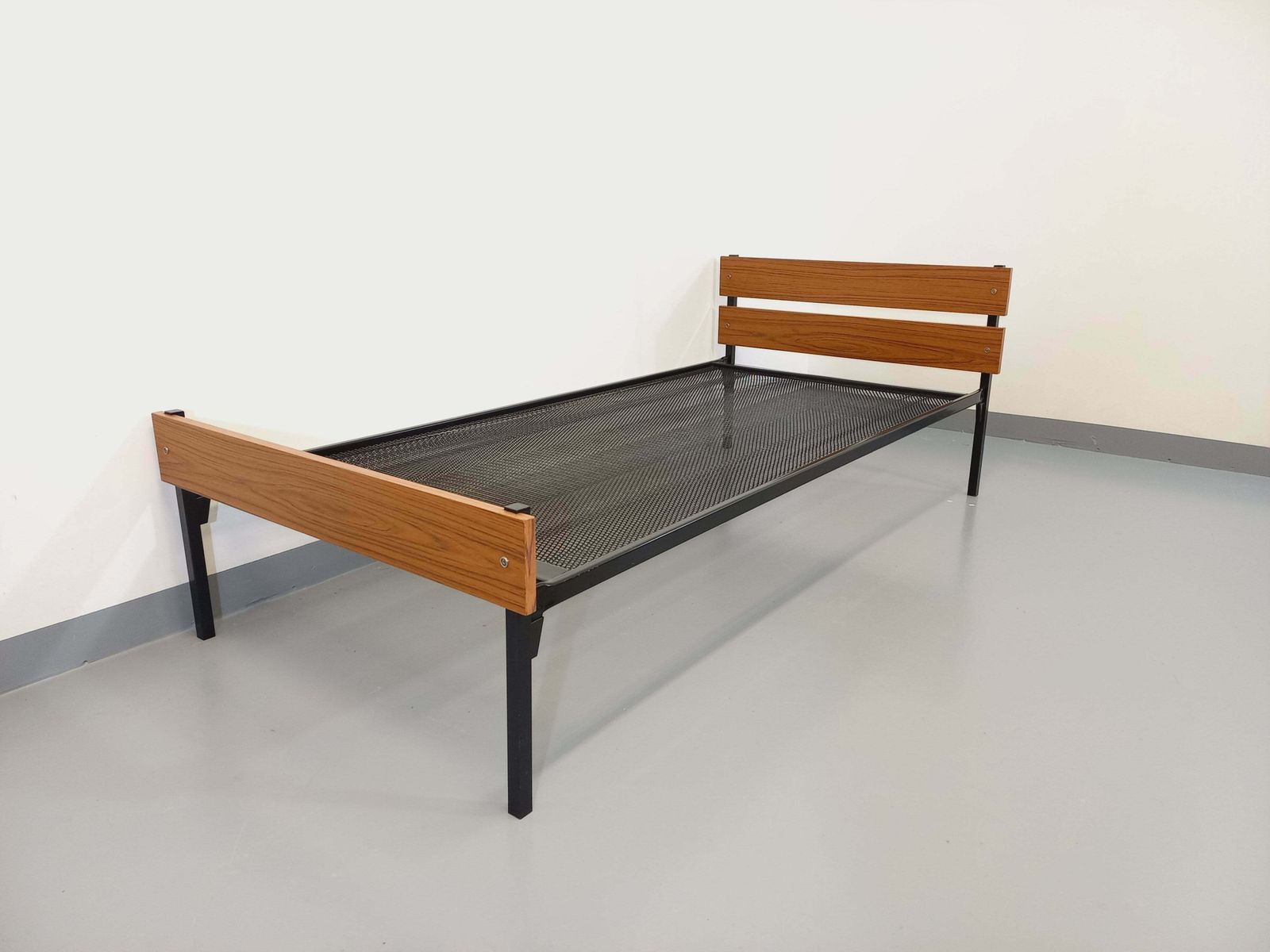 Metal And Formica Bed, 1960s, Modernist photo vinterior