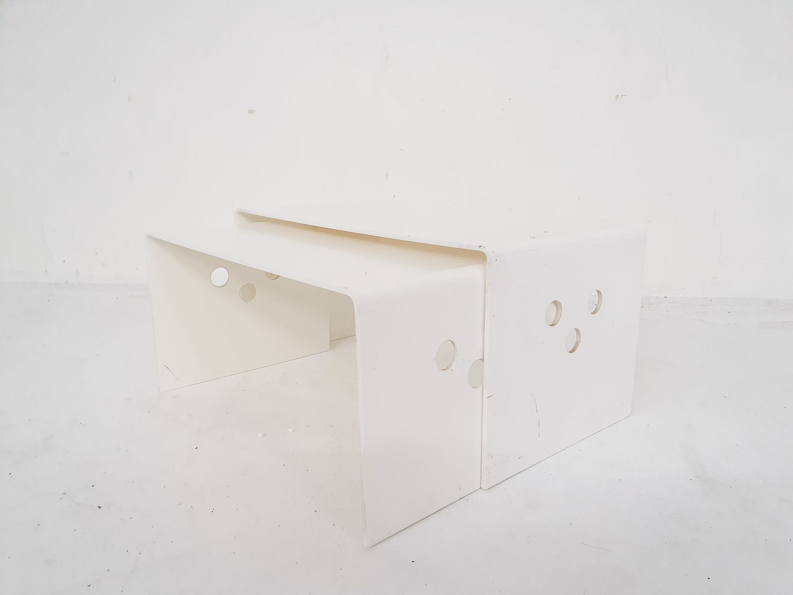 Set Van Twee Witte Kunststof Bijzettafels photo furniture