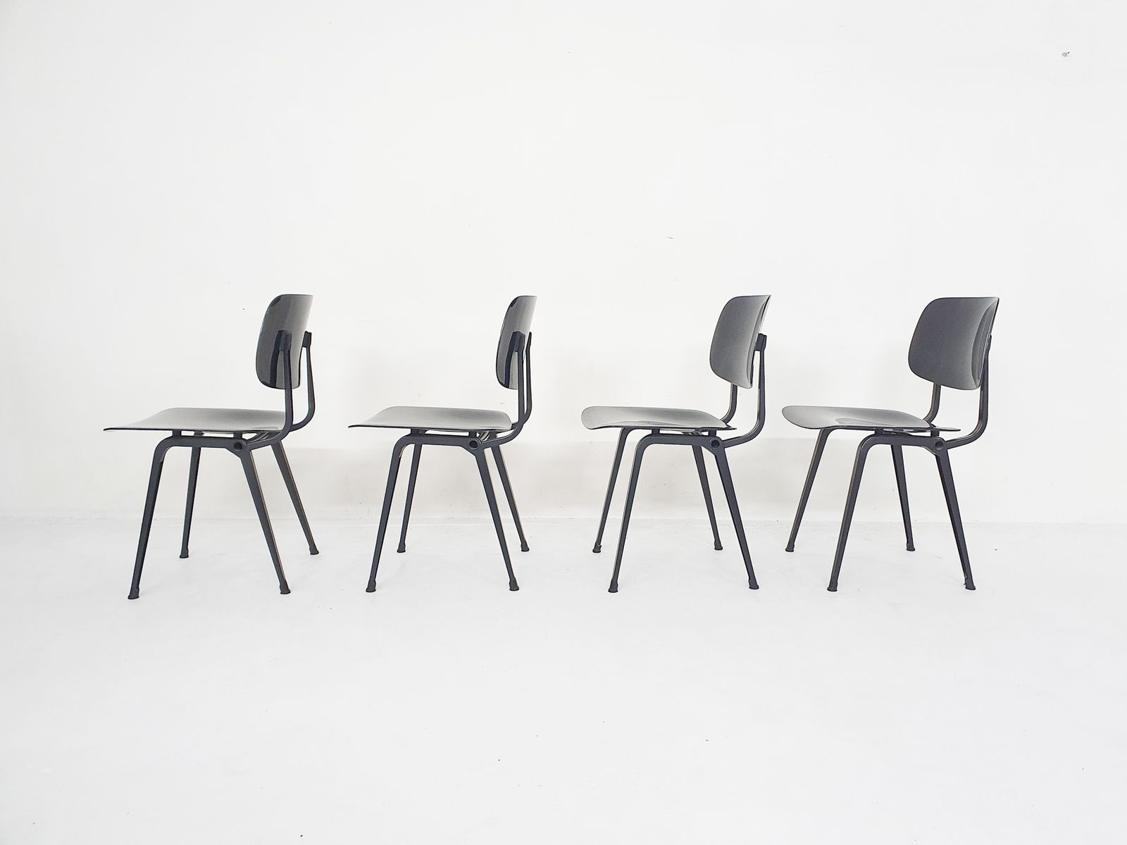 Set Van Twee Friso Kramer Voor Ahrend De Cirkel "Revolt" Eetkamerstoelen, Nederland 1993 photo for sale