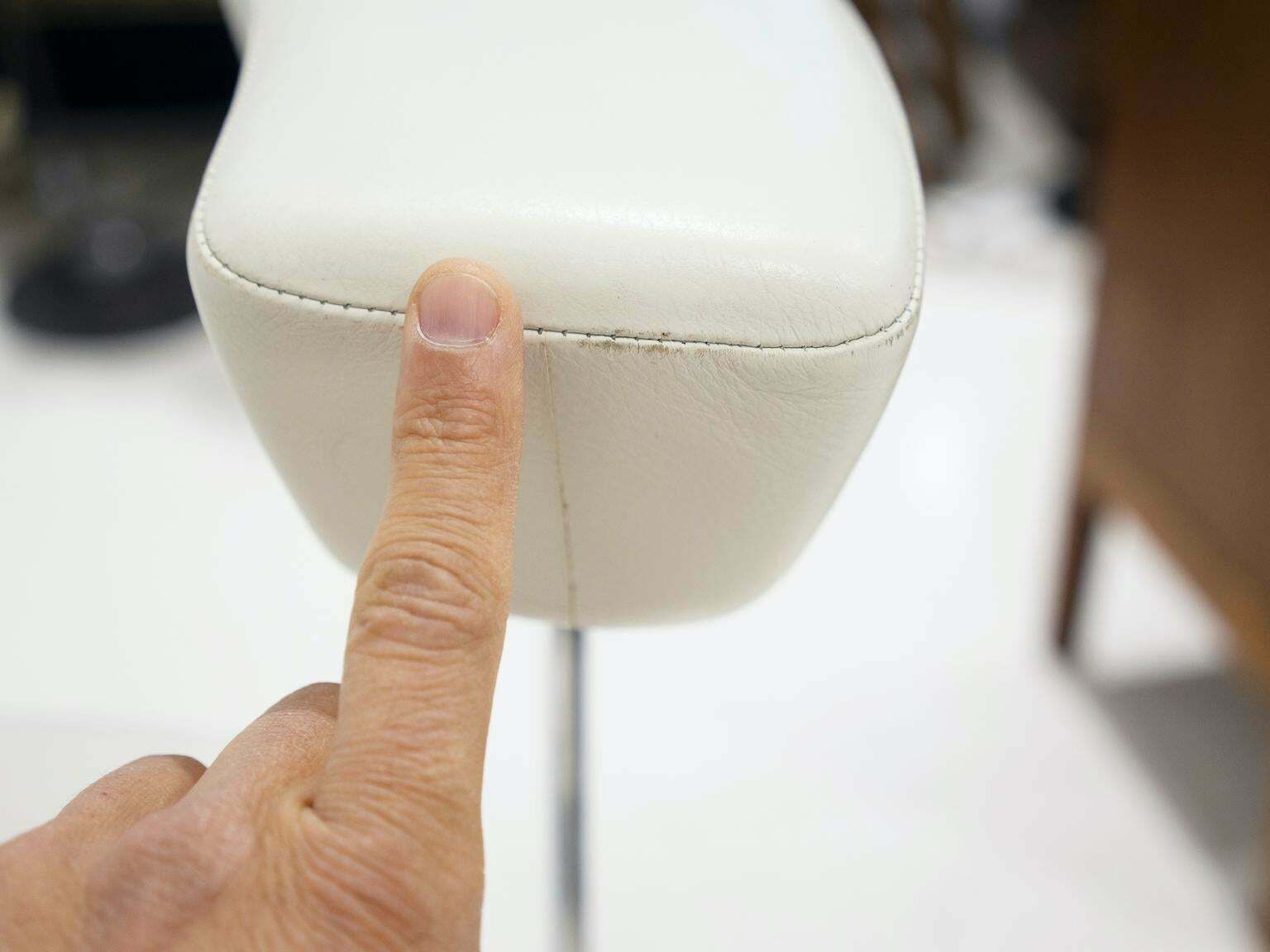 photo furniture Pair Of White Perch Chairs By George Nelson For Vitra