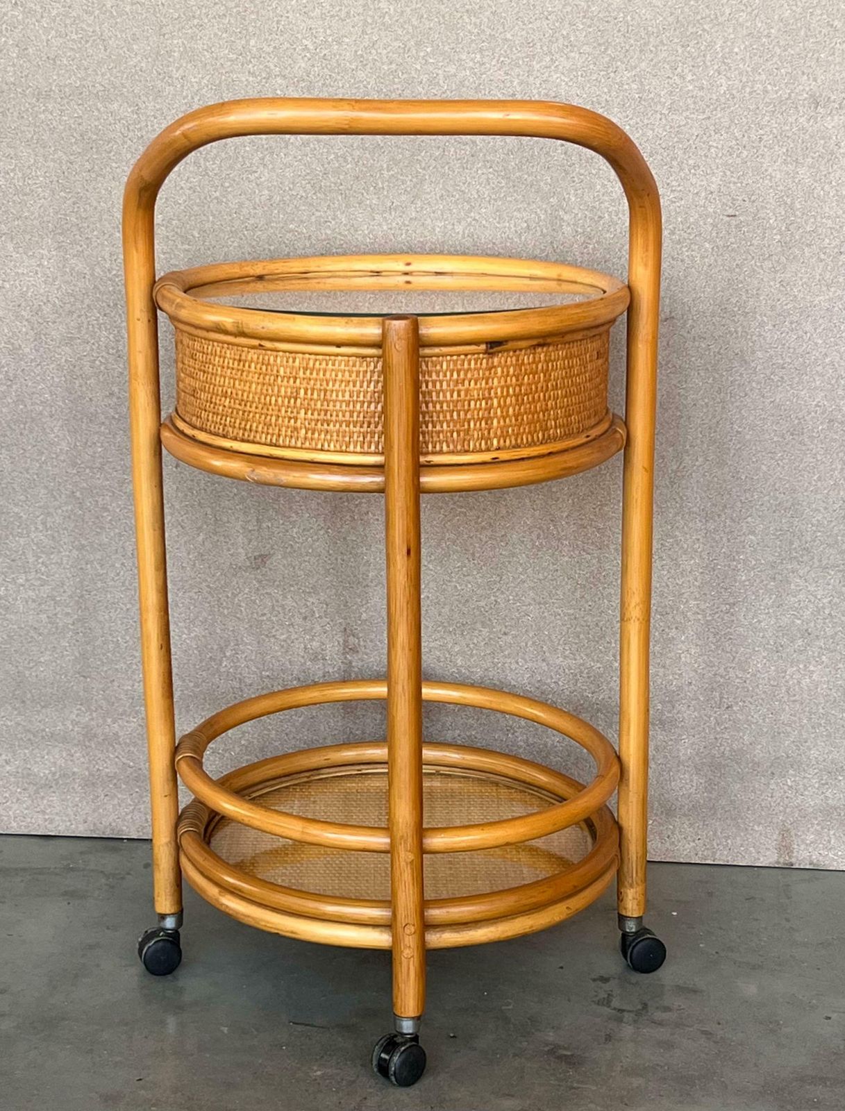 Desserte bar ronde mid-century en bambou et rotin, Italie, années 1960 photo Mobilier